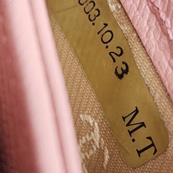 Chanel 2003-2004 textured caviar compact French wallet. Hologram present. - Picture 10 of 16